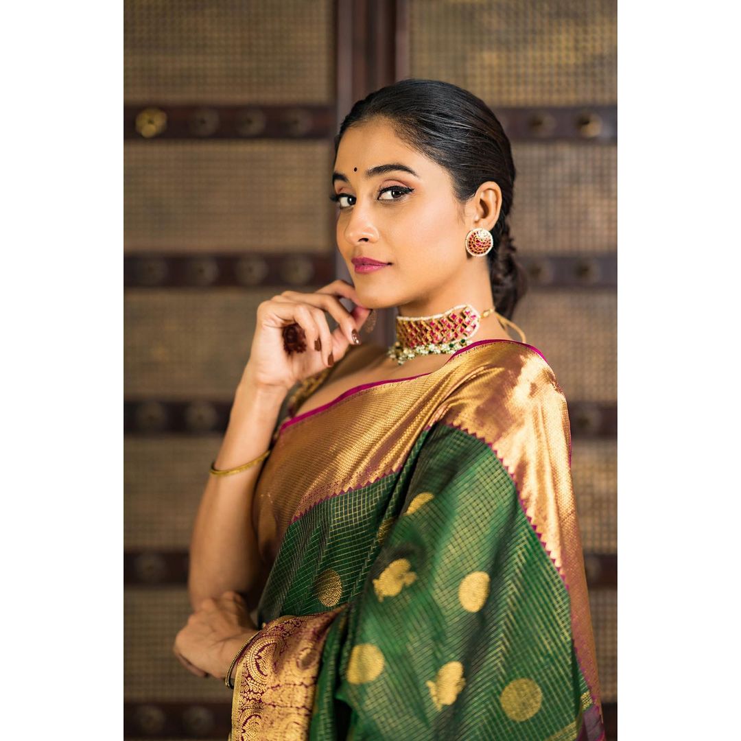 Valiba Emeral Green & Gold-toned Silk Blend Woven Design Banarasi Saree