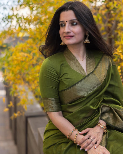 Dazzling Green Cotton Silk Saree With Beautiful Blouse Piece