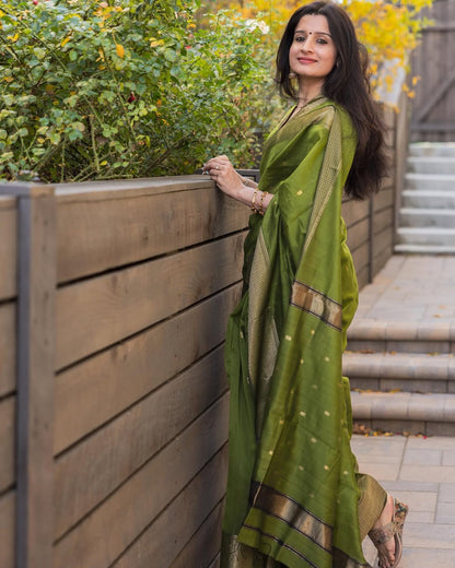 Dazzling Green Cotton Silk Saree With Beautiful Blouse Piece