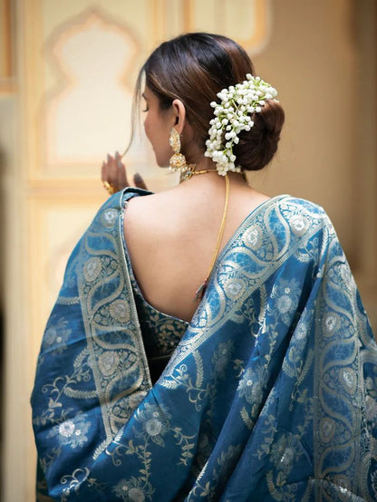Hema RamaGreen Banarasi Silk Saree WIth Fabulouse Blouse Piece