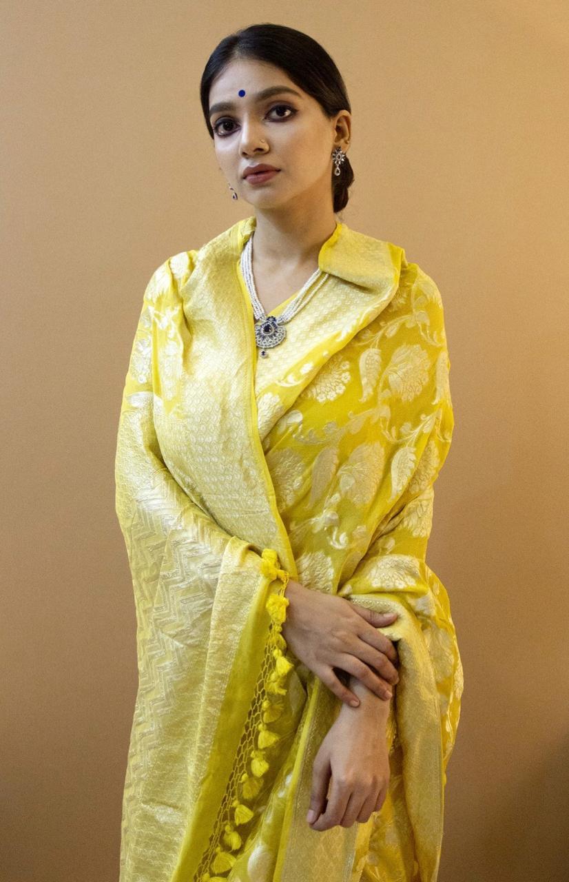 Valiba Lichi  Gold Silk With Wiving And Nice Extra Ordnary Latest Sarees