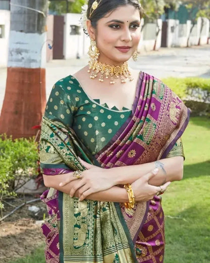 Enamoring Purple Soft Silk Saree With Surreptitious Blouse Piece