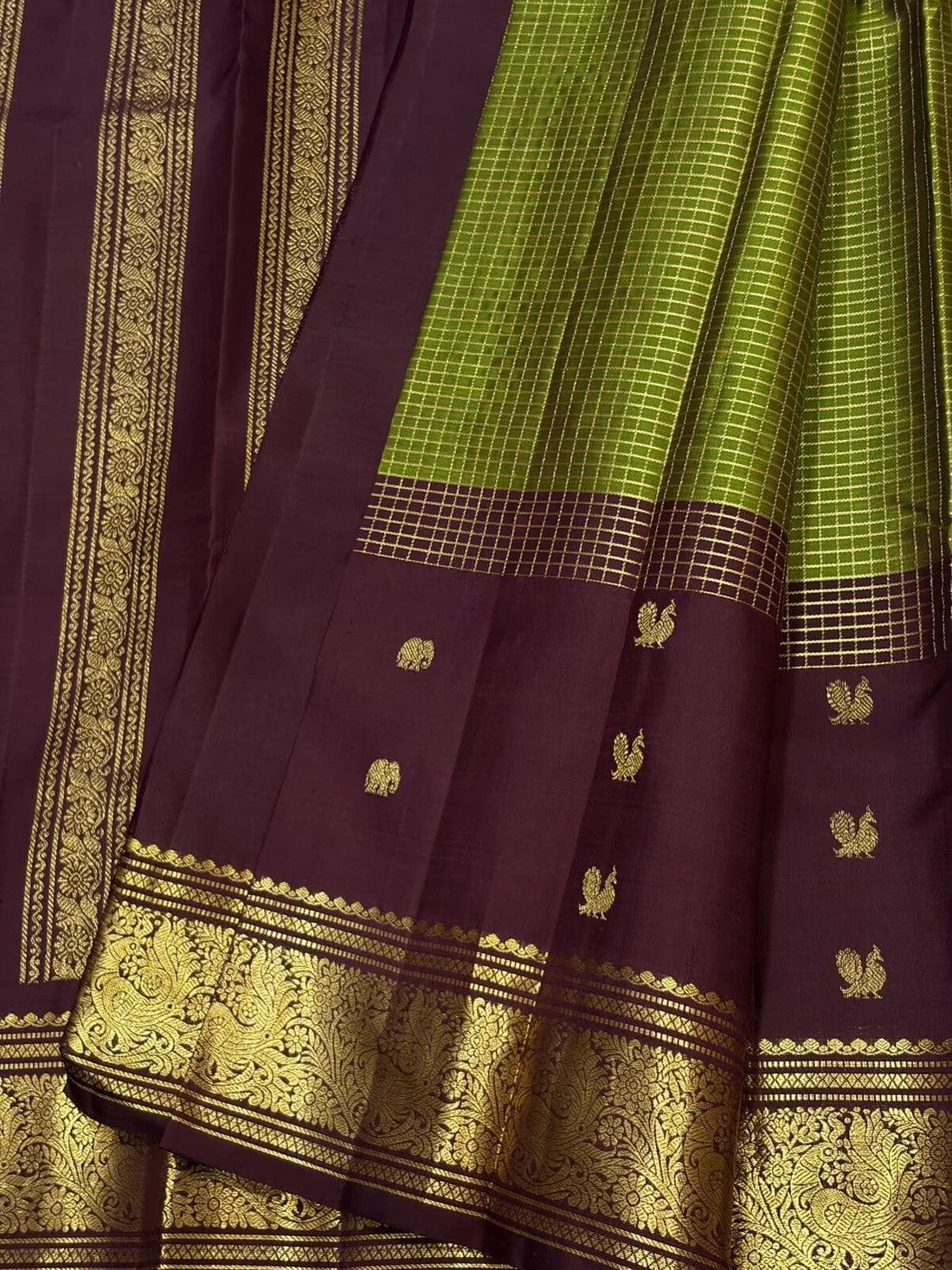 Woebegone Green Soft Silk Saree With Sonorous Blouse Piece