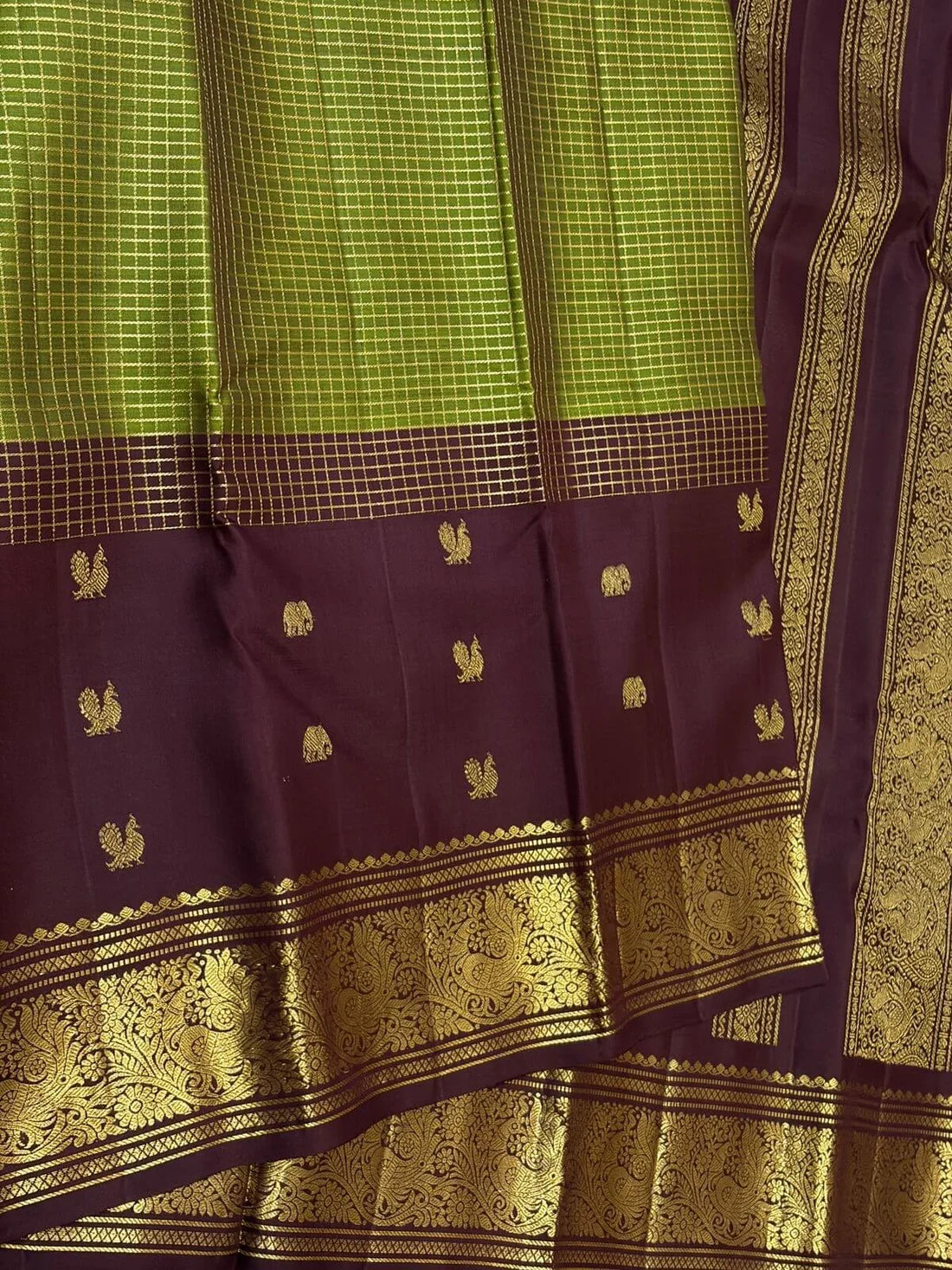 Woebegone Green Soft Silk Saree With Sonorous Blouse Piece