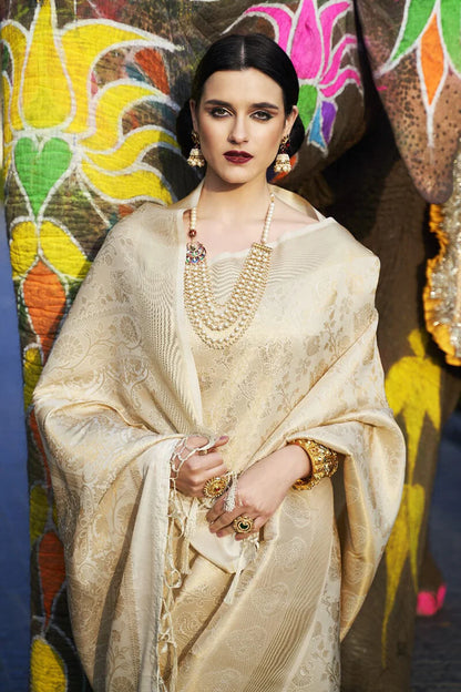 Arresting Firozi Kanjivaram Silk Saree With Flamboyant Blouse Piece