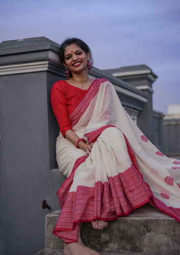 Elegant Off White Cotton Silk Saree With Demanding Blouse Piece