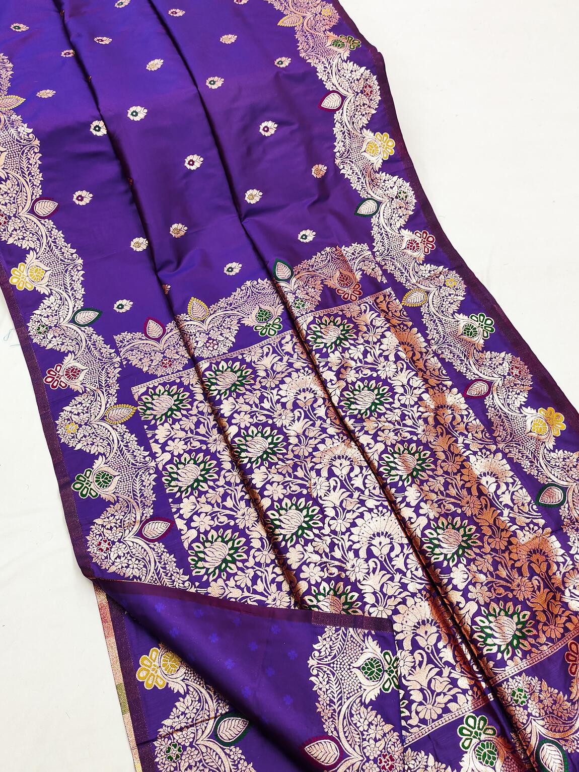 Ebullience Violate Soft Banarasi Silk Saree With Confounding Blouse Piece