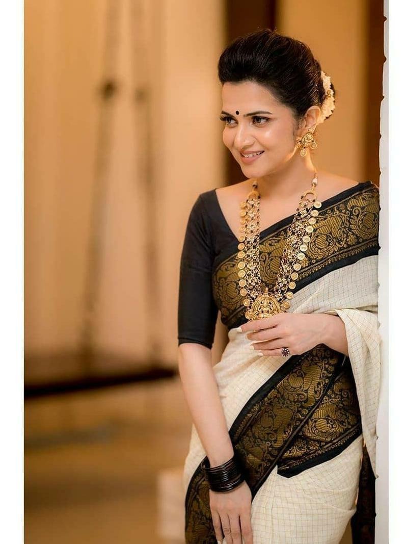 Richa White Banarasi Silk Saree with Black Zari Pallu