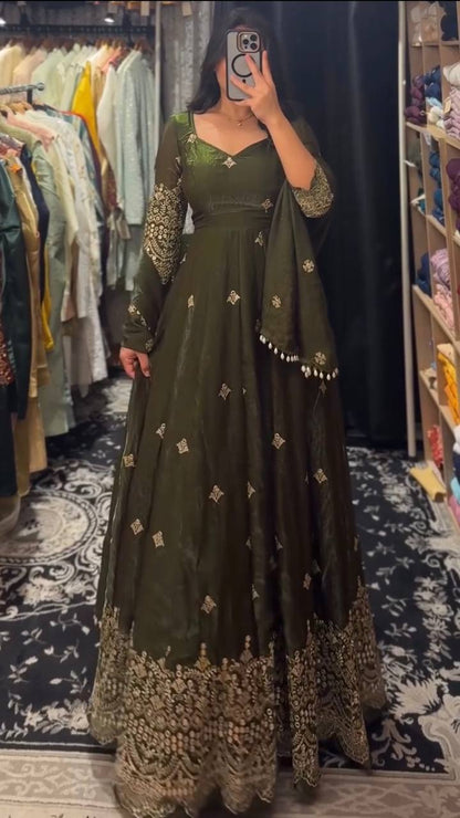 Elegant Embroidered Anarkali Suit Set with Dupatta – 2 Color Options