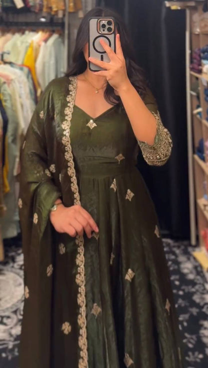 Elegant Embroidered Anarkali Suit Set with Dupatta – 2 Color Options