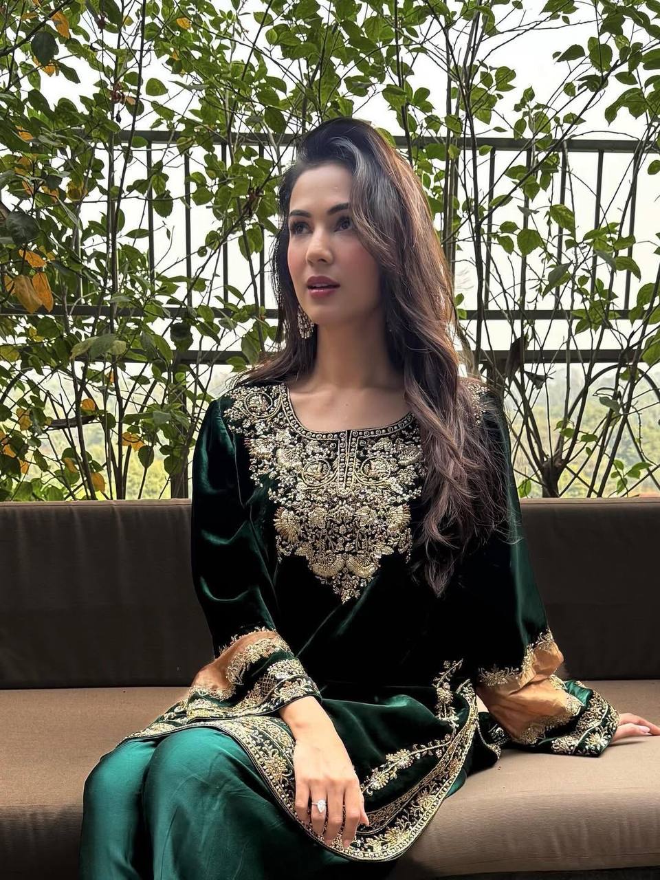 Emerald Green Velvet Heavy Embroidered Kurta Pant Set with Dupatta – Festive & Wedding Wear