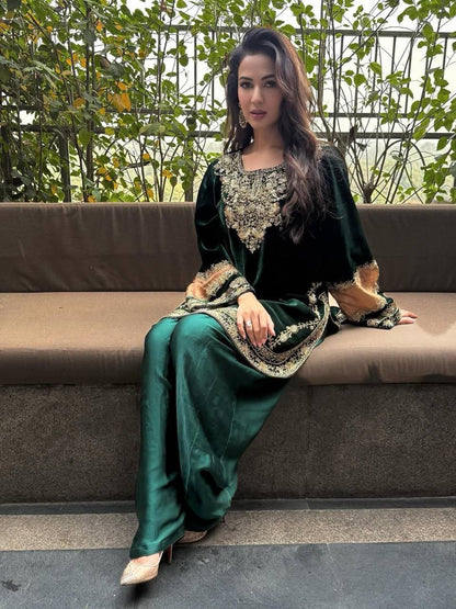 Emerald Green Velvet Heavy Embroidered Kurta Pant Set with Dupatta – Festive & Wedding Wear